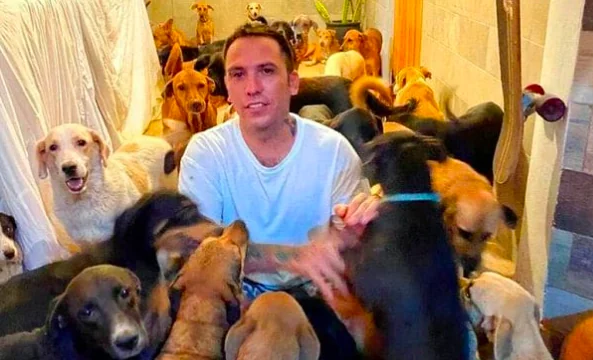 Uragano: si chiude in casa con 300 cani